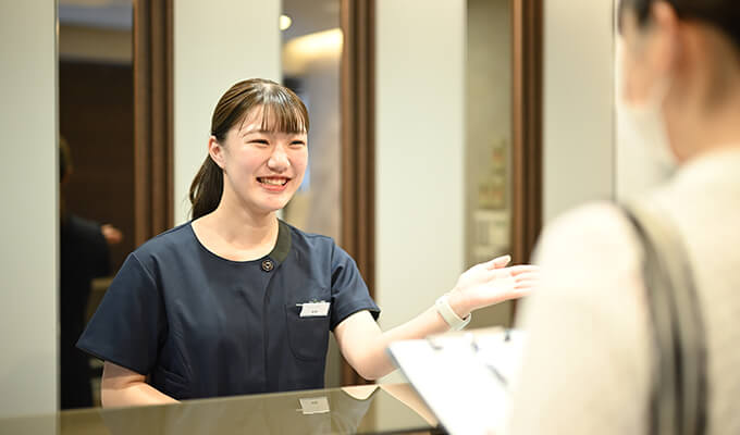 受付で案内している様子