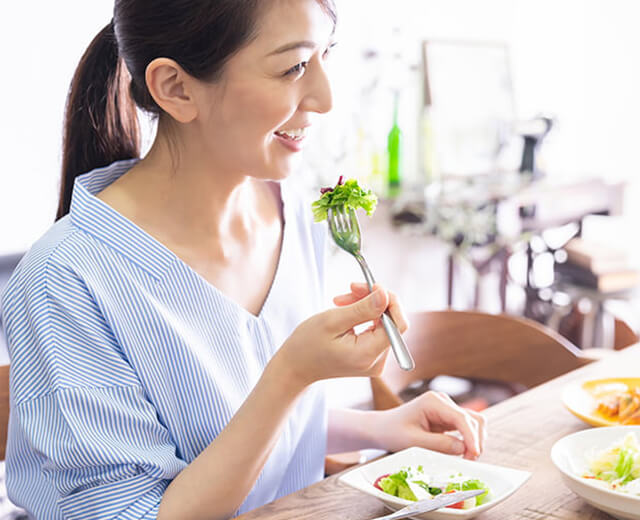 笑顔で食事をしている女性