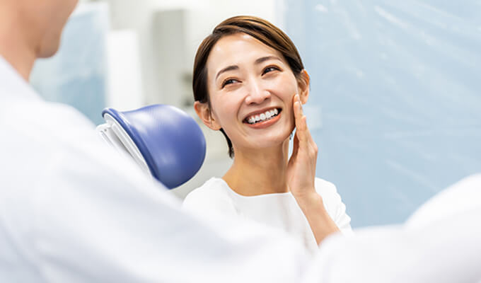 歯科治療中の笑顔の女性