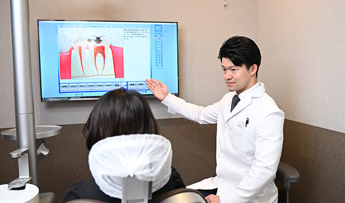 患者に説明している歯科医師