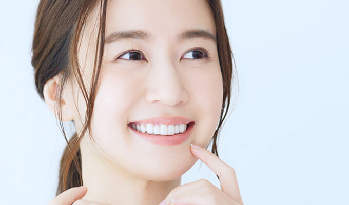 歯の白い笑顔の女性