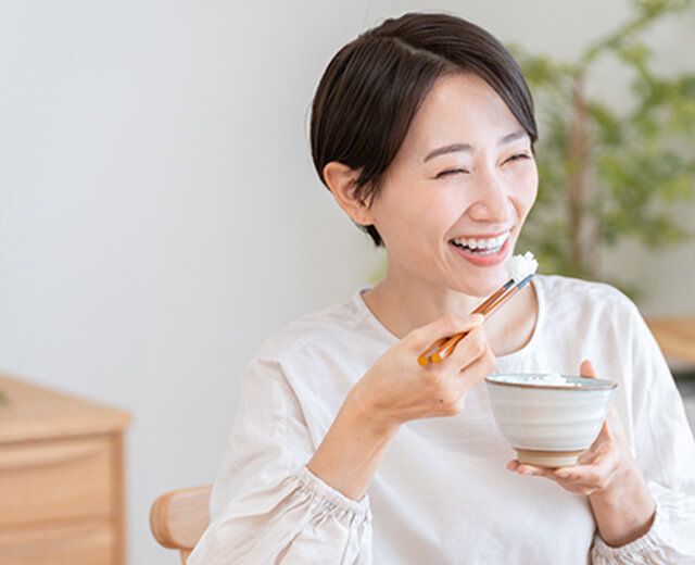 笑顔で食事をしている女性